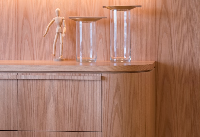 Buffet em madeira com objetos decorativos