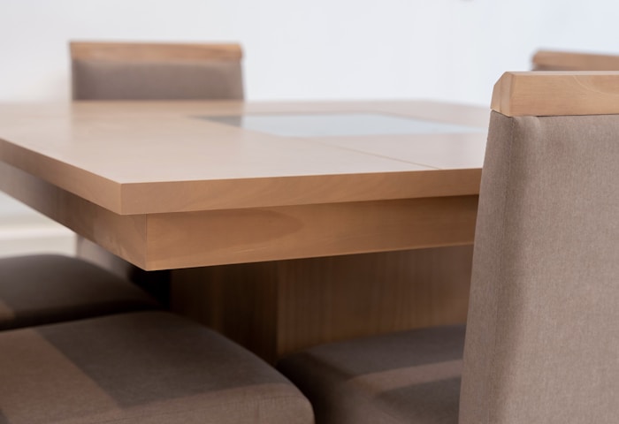 Detalhe de mesa de jantar com cadeiras estofadas