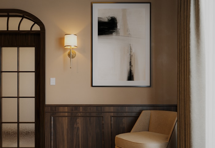 Ambiente com poltrona e painel em madeira