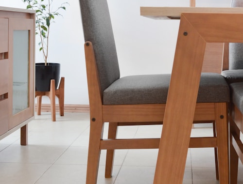Cadeira em madeira em sala de jantar