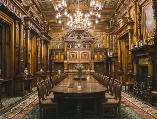 Sala de jantar clássica com madeira trabalhada